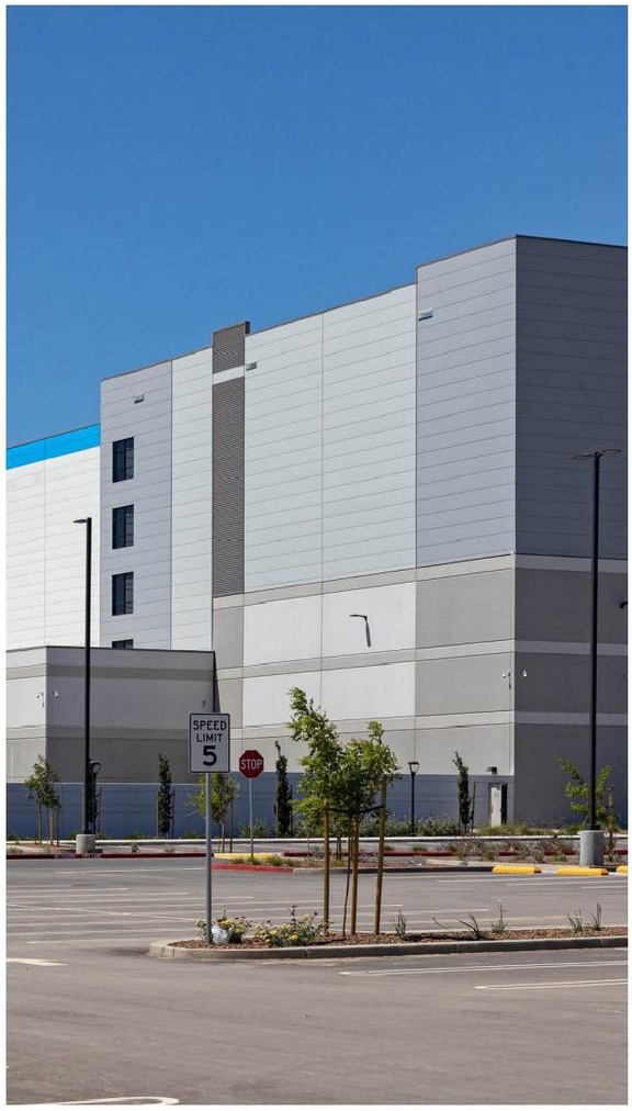 Rendering of building from page 31 of the file '2025-01-10 - Urban Design Review Panel Report - D07-12-24-0178'